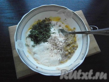 Перемешать, влить кефир и добавить измельченный укроп, посолить и поперчить.
