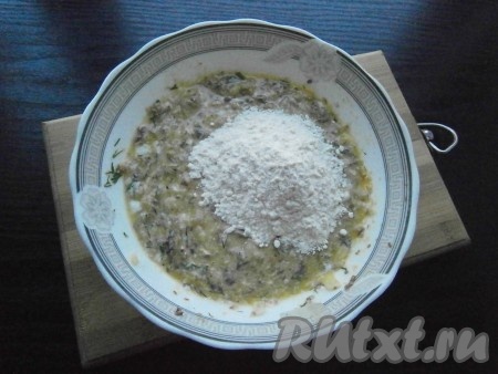 Снова тщательно перемешать, всыпать муку.
