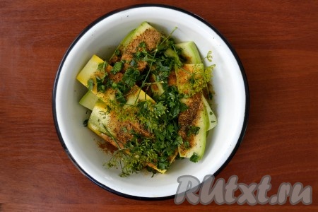 Нарезать зелень и хорошенько ее помять, чтобы начала выпускать сок и только потом добавить к кабачкам. Для большего аромата я добавила еще и зонтики укропа, но это необязательно. Вообще-то, на этом этапе можно добавить и другие ароматные травы: кинзу, розмарин, базилик и т.д.