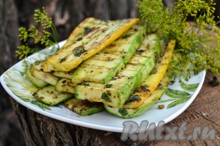 После того как кабачки приготовятся, не спешите их сразу снимать с решетки, пусть в ней останутся еще минут на 5 (после этого в тех местах, где кабачки пристали (если такое произошло), они легко отстанут от решетки).
