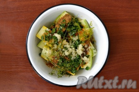 Чеснок очистить, пропустить через пресс и выложить в миску к другим ингредиентам. Добавить лавровые листья.
