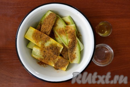 В миску с кабачками влить растительное масло, всыпать соль и специи. Я использовала смесь красного и душистого перцев, паприки, тимьяна и имбиря.
