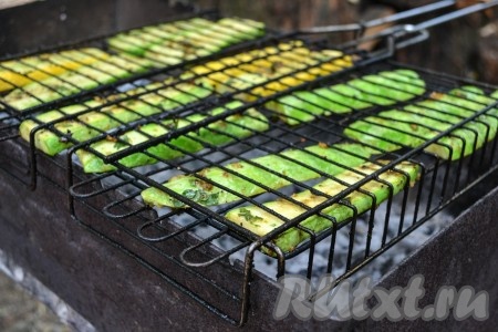 Обжаривать с каждой стороны по 5-7 минут. За это время кабачки изменят цвет, приобретут красивые полоски, станут нежными и сочными на вкус. 