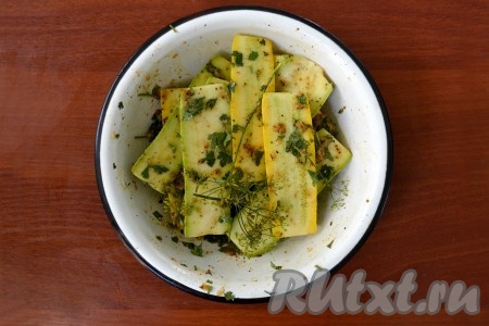 Тщательно все перемешать и оставить мариноваться на 15-20 минут. В холодильник относить необязательно, можно оставить при комнатной температуре.
