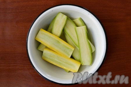 Вымыть кабачки, срезать хвостики. Для этого блюда лучше брать молодые кабачки с мелкими семечками и нежной кожурой (молодые кабачки можно готовить вместе с кожурой). Нарезать кабачки на слайсы толщиной 4-5 мм. Очень тонко нарезать не нужно, иначе начнут выпадать из решетки. Нужно постараться, чтобы толщина слайсов была одинаковая, тогда на мангале они будут готовиться равномерно.
