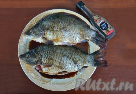 Влить к рыбе соевый соус. 