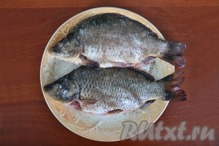 Натереть рыбу солью, черным молотым перцем и снаружи, и внутри. По желанию, можно использовать любимые специи или ароматные сушеные травы. А вот с солью нужно быть осторожным, так как будет использоваться соевый соус, а он солоноватый.&nbsp;
