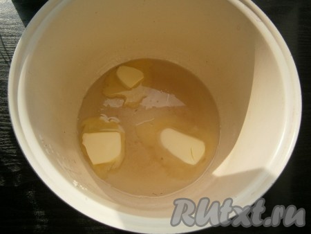 В горячий сироп добавить сливочное масло, перемешать до однородности.