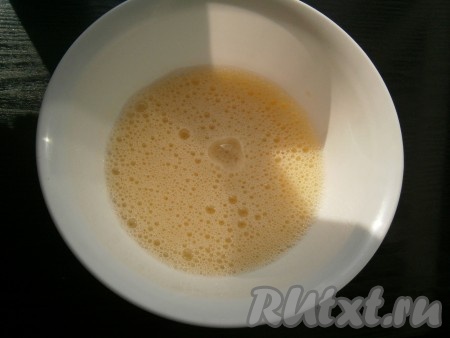 Взбить яйца миксером до пышной пены.