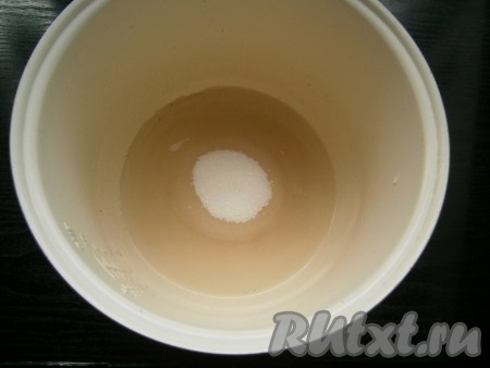 Для приготовления начинки в чашу мультиварки влить воду, всыпать сахар с ванильным сахаром. Выставить программу "Тушение" на 8 минут и, помешивая воду с сахаром, приготовить сироп, который должен немного загустеть, но не изменить цвет.