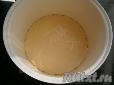 Залить тестом абрикосы в сиропе, крышку мультиварки закрыть.