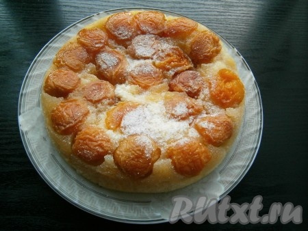 Выставить программу "Выпечка" на 45 минут. Готовый абрикосовый пирог оставить в мультиварке, пока он не станет еле тёплым, после чего аккуратно, с помощью контейнера для варки на пару, перевернуть его и выложить на тарелку. По желанию, посыпать пирог сахарной пудрой.