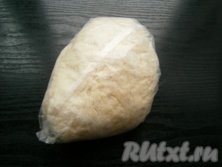Поместить тесто в целлофановый пакет и оставить на 30-40 минут при комнатной температуре.