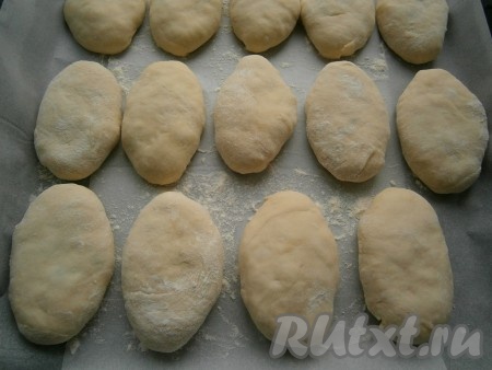 Противень застелить пергаментом и чуть присыпать мукой. Выкладывать пирожки швом вниз.