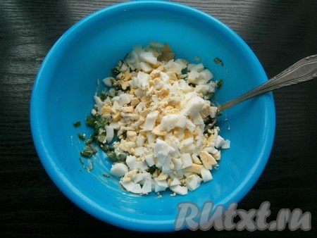 Сюда же добавить рубленные вареные яйца, перемешать и начинка для пирожков готова. Пропорция зеленого лука и яиц зависит от ваших предпочтений - можете добавлять чего-то больше, чего-то меньше.
