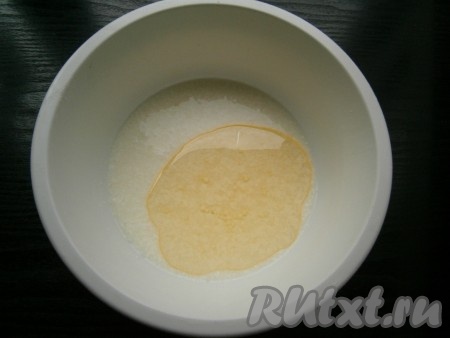 В теплый кефир всыпать сахар и влить растительное масло, хорошенько перемешать.
