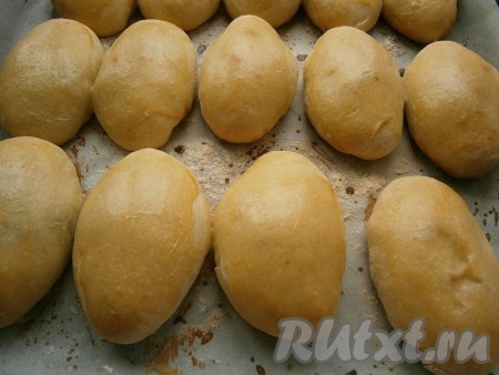 Снова поместить пирожки в духовку и выпекать далее при той же температуре еще 20 минут.