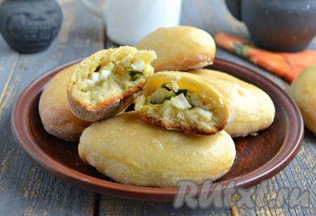 Быстрые пирожки на кефире с зеленым луком и яйцами