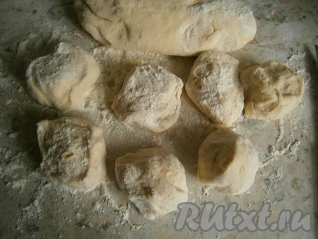 Разделить тесто на 14-16 частей.