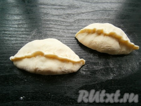 Защипнуть пирожки обычным способом.