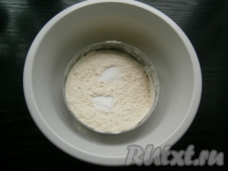 Муку просеять 2 раза, всыпать в нее соль и соду, просеять все вместе еще раз в миску.