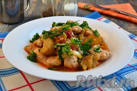 Куриное филе с баклажанами и помидорами на сковороде