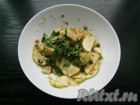 Готовые, чуть хрустящие кабачки перемешать с измельченной зеленью петрушки.