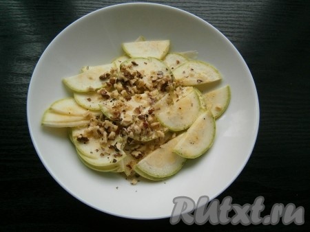 Посолить и поперчить по вкусу, добавить измельченные ядрышки грецких орехов, влить растопленное сливочное масло.
