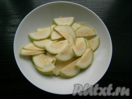 Кабачок нарезать тонкими полукружочками в посуду, пригодную для приготовления в микроволновке. Молодой кабачок можно готовить, не очищая от кожуры.