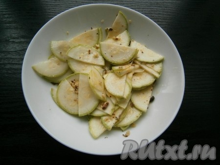 Кабачки перемешать и отправить в микроволновку, не накрывая крышкой, на 4 минуты при мощности 750 Ватт.
