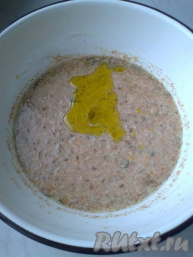 Затем надо включить духовку и разогреть ее до 170 градусов. За то время, пока духовка нагреется (а это около 15 минут), клейковина в муке набухнет и хлебцы в результате не будут ломкими. Затем надо добавить в смесь оливковое масло, перемешать.&nbsp;
