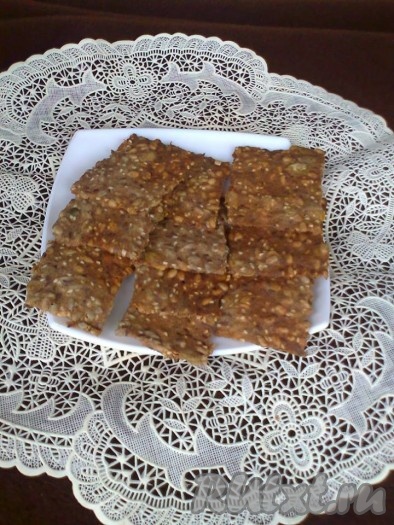 Достать готовые хлебцы, дать чуть остыть. Разделить на сегменты. Очень вкусные хрустящие хлебцы готовы!
