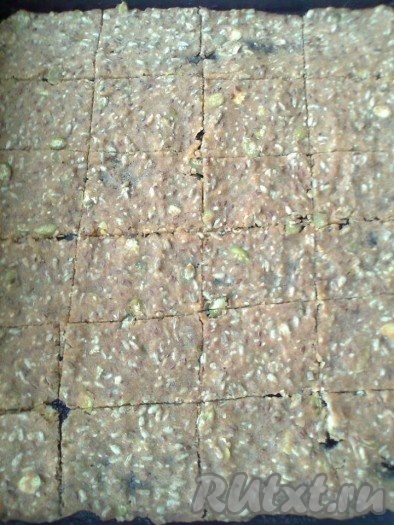 Выпекать 10 минут. Затем достать противень, духовку не выключать и разрезать пласт теста на квадраты, или треугольники, или прямоугольники, или как вам больше нравится.
