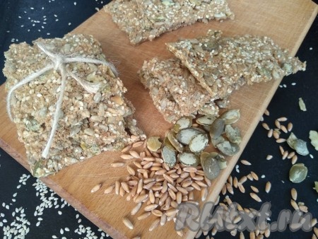 А такие хлебцы получаются из цельнозерновой спельтовой муки пополам с молотыми хлопьями геркулеса.