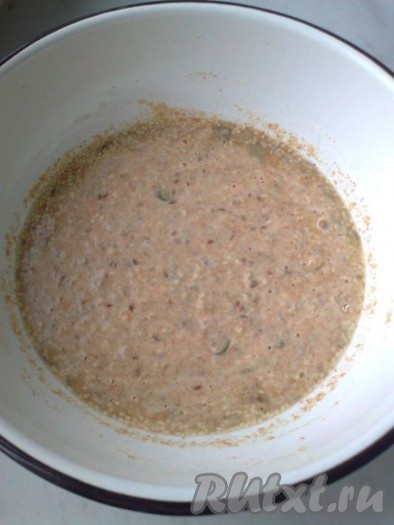Добавить воду, перемешать. Оливковое масло на этом этапе не добавлять. Получится довольно жидкая смесь.

