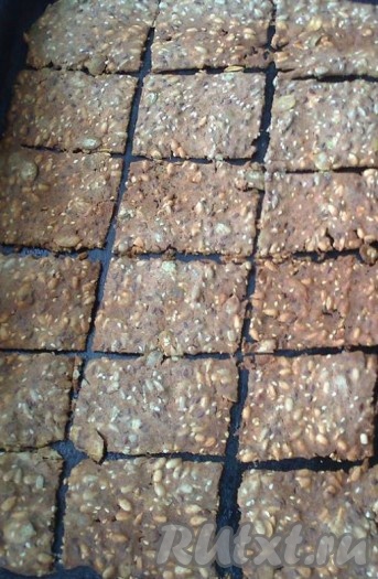 Можно посыпать часть теста тертым сыром. Выпекать дальше еще 40-50 минут (до готовности).
