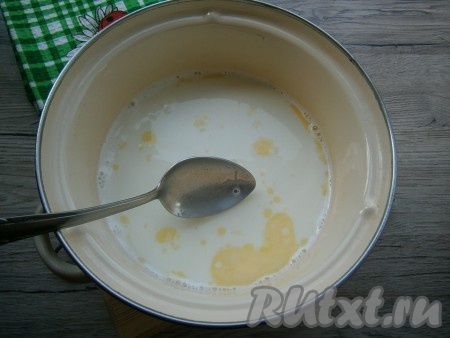 Довести молоко до кипения, добавить небольшой кусочек сливочного масла.