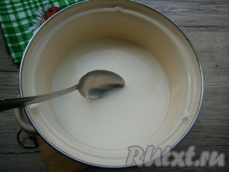 К молоку влить воду, перемешать.
