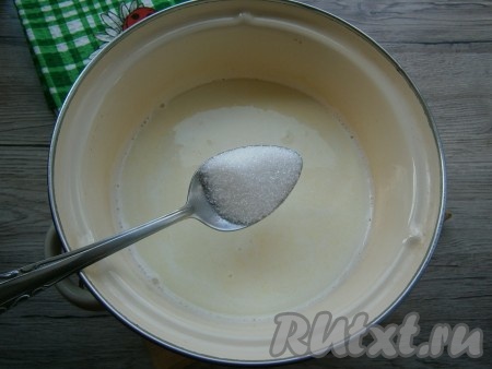 Всыпать соль, сахар, ванильный сахар, перемешать.