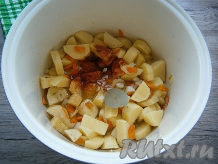 Добавить&nbsp;измельченный чеснок, паприку, лавровый лист, влить горячую воду.
