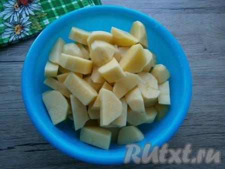 Картофель, морковку, чеснок и лук очистить. Картошку нарезать средними кусочками.
