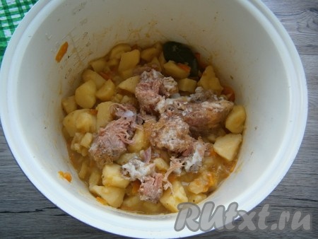 Выставить на 15 минут режим мультиварки "Тушение", крышку закрыть. По окончании тушения выставить на 20 минут режим "Выпечка". Через 15 минут с начала режима "Выпечка" в картофель добавить тушенку (предварительно убрав верхний слой жира с тушенки), готовить под закрытой крышкой оставшиеся 5 минут.
