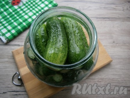 Поплотнее наполнить банку огурцами.
