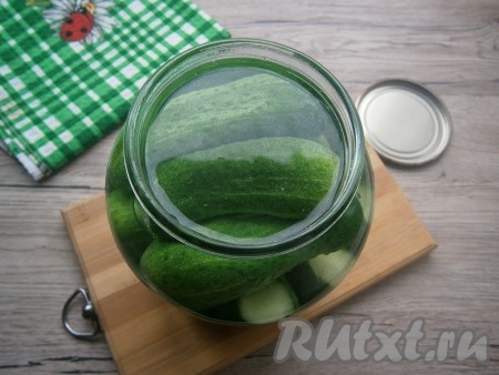 Огурцы в банке залить крутым кипятком, накрыть крышкой и оставить минут на 10.
