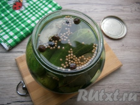 Слить воду из банки в раковину. В кипящий маринад влить яблочный уксус и залить им огурцы.&nbsp;
