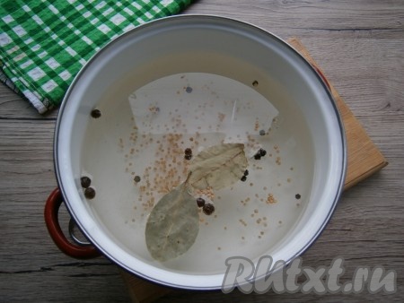 Затем воду из банки слить в раковину. Огурцы в банке снова залить чистой кипящей водой и оставить на 5 минут. Приготовить маринад: довести 1 литр воды до кипения, добавить соль, сахар, лавровые листья, горошины черного и душистого перцев, всыпать зернистую горчицу, дать прокипеть 2 минуты.
