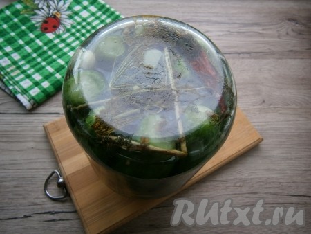 Сразу же банку закатать прокипяченной крышкой и перевернуть.
