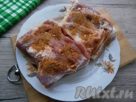 Натереть мясо солью и приправой со всех сторон, нашпиговать кусочками чеснока.
