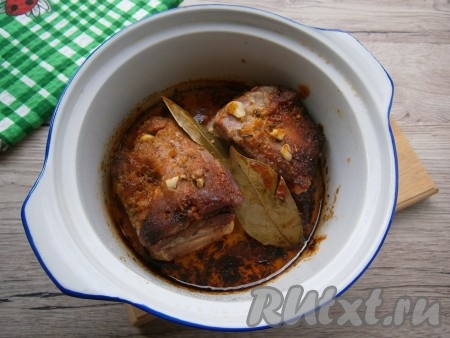 Накрыть кастрюльку крышкой и поместить ее в микроволновку на 20 минут при мощности 750 Ватт. Мясо получится бесподобным, с невероятным ароматом, похожим на запеченное.
