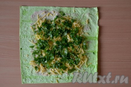 Вымыть и мелко нарезать кинзу. Посыпать поверх сыра.
